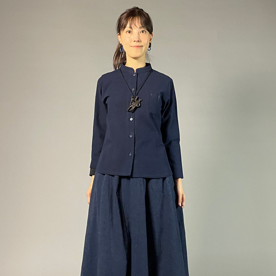 【備後絣】藍染め　スタンドカラー　ペンポケットブラウス　濃紺　無地の画像