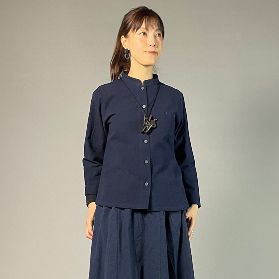 【備後絣】藍染め　スタンドカラー　ペンポケットブラウス　濃紺　無地の画像