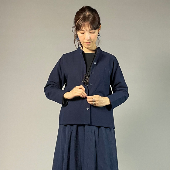 【備後絣】藍染め　スタンドカラー　ペンポケットブラウス　濃紺　無地の画像