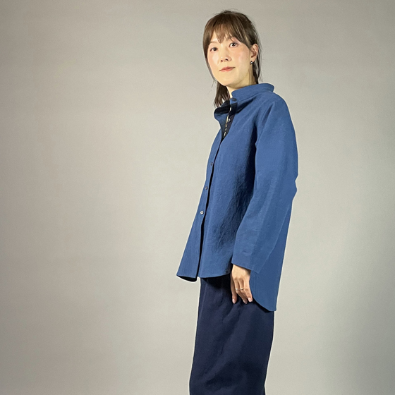 【備後絣】藍染め　台衿付きスタンドカラーブラウス　配色切り替え　中紺　青の画像