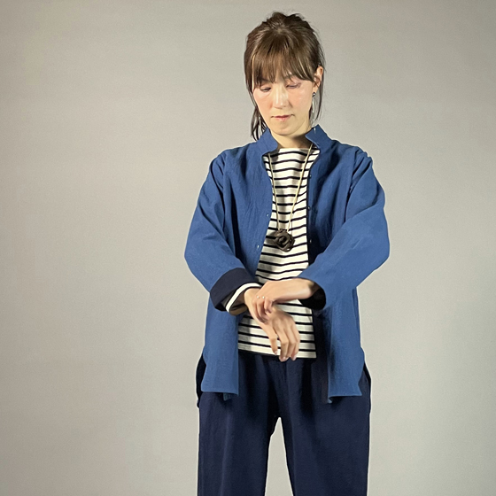 【備後絣】藍染め　台衿付きスタンドカラーブラウス　配色切り替え　中紺　青の画像