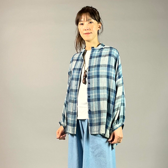【遠州木綿】藍染め　ダブルガーゼのスタンドカラーシャツ　の画像