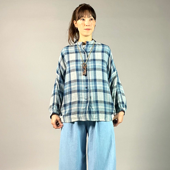 【遠州木綿】藍染め　ダブルガーゼのスタンドカラーシャツ　の画像