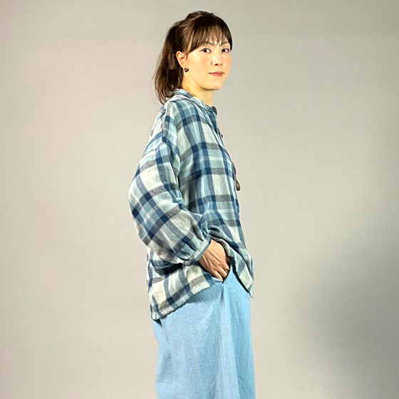 【遠州木綿】藍染め　ダブルガーゼのスタンドカラーシャツ　の画像