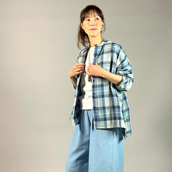 【遠州木綿】藍染め　ダブルガーゼのスタンドカラーシャツ　の画像