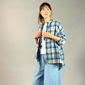 【遠州木綿】藍染め　ダブルガーゼのスタンドカラーシャツ　の画像