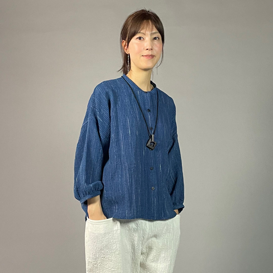 【備後絣】藍染め　前開きバルーン袖ブラウス　文人絣　中紺の画像