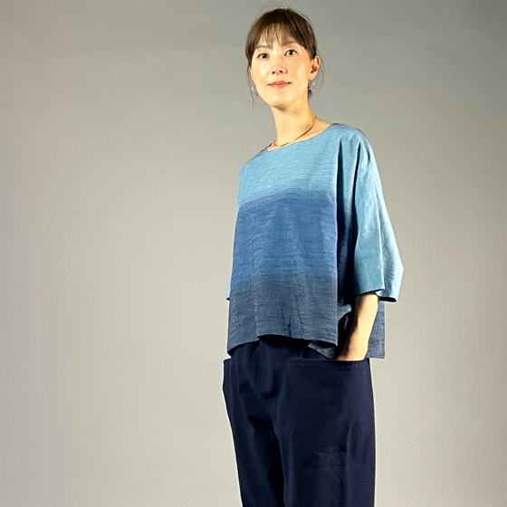 【遠州木綿】藍染め　ワイドＴブラウス　藍染段ぼかしの画像