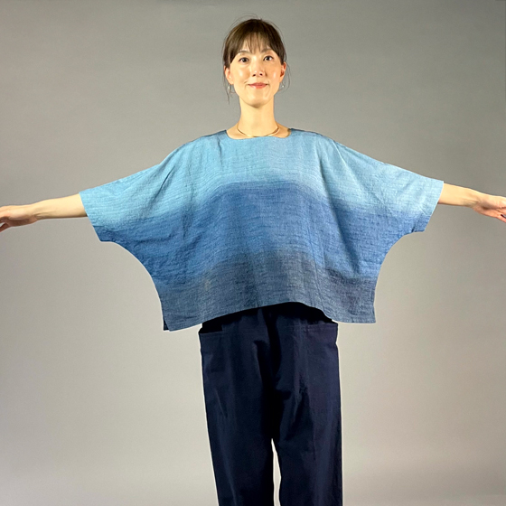 【遠州木綿】藍染め　ワイドＴブラウス　藍染段ぼかしの画像