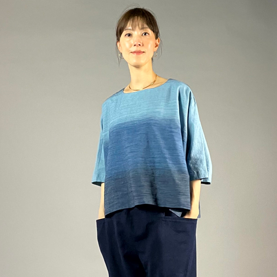 【遠州木綿】藍染め　ワイドＴブラウス　藍染段ぼかしの画像