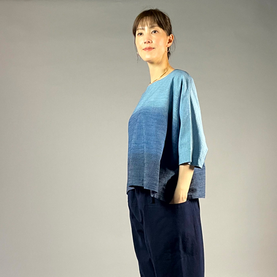 【遠州木綿】藍染め　ワイドＴブラウス　藍染段ぼかしの画像