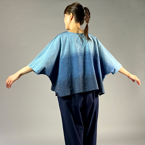 【遠州木綿】藍染め　ワイドＴブラウス　藍染段ぼかしの画像