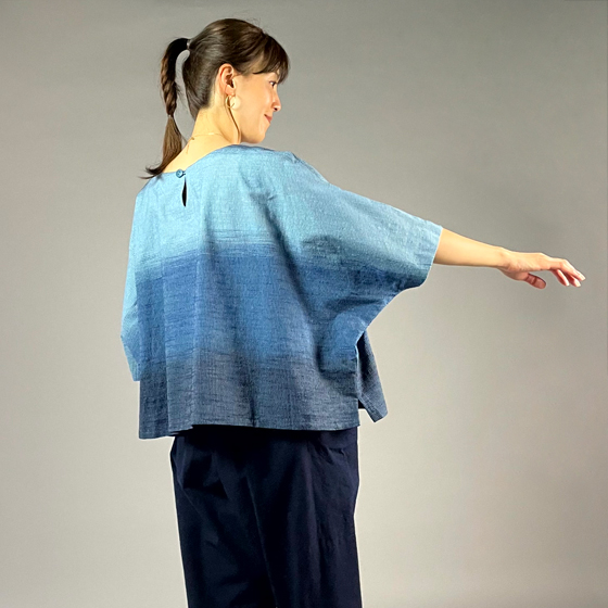【遠州木綿】藍染め　ワイドＴブラウス　藍染段ぼかしの画像