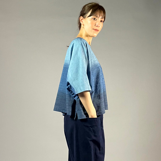 【遠州木綿】藍染め　ワイドＴブラウス　藍染段ぼかしの画像