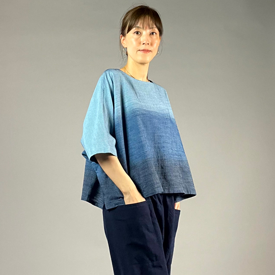 【遠州木綿】藍染め　ワイドＴブラウス　藍染段ぼかしの画像
