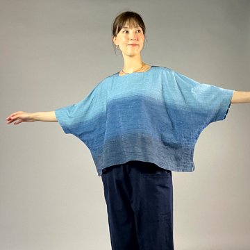 【遠州木綿】藍染め　ワイドＴブラウス　藍染段ぼかしの画像