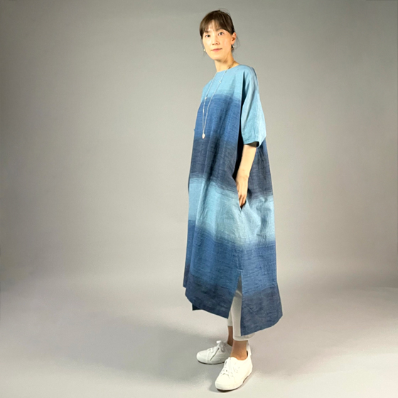 【遠州木綿】藍染め　ワイド・ノーカラーワンピース　藍染段ぼかし　の画像