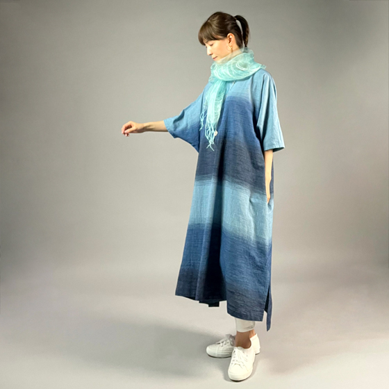 【遠州木綿】藍染め　ワイド・ノーカラーワンピース　藍染段ぼかし　の画像