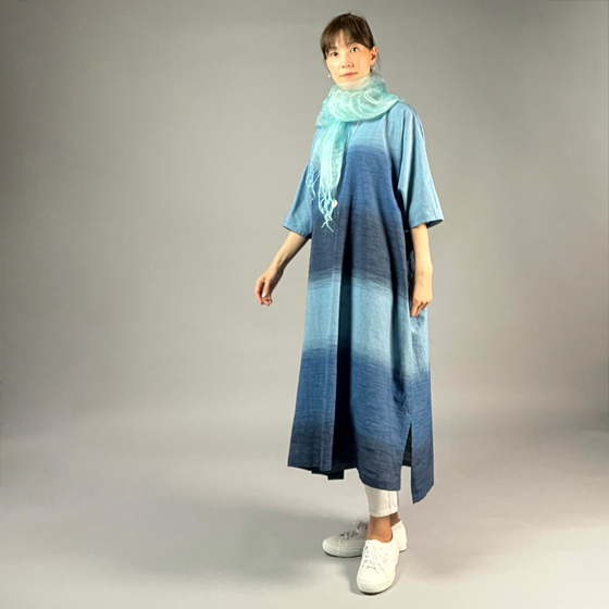 【遠州木綿】藍染め　ワイド・ノーカラーワンピース　藍染段ぼかし　の画像