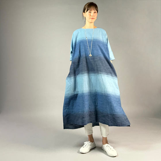 【遠州木綿】藍染め　ワイド・ノーカラーワンピース　藍染段ぼかし　の画像