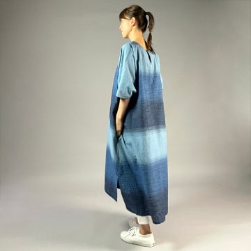 【遠州木綿】藍染め　ワイド・ノーカラーワンピース　藍染段ぼかし　の画像