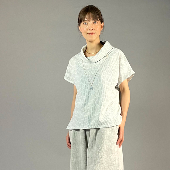 【備後絣】オフタートルフレンチブラウス　白チリ絣の画像