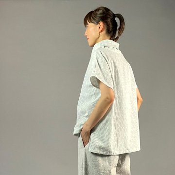 【備後絣】オフタートルフレンチブラウス　白チリ絣の画像
