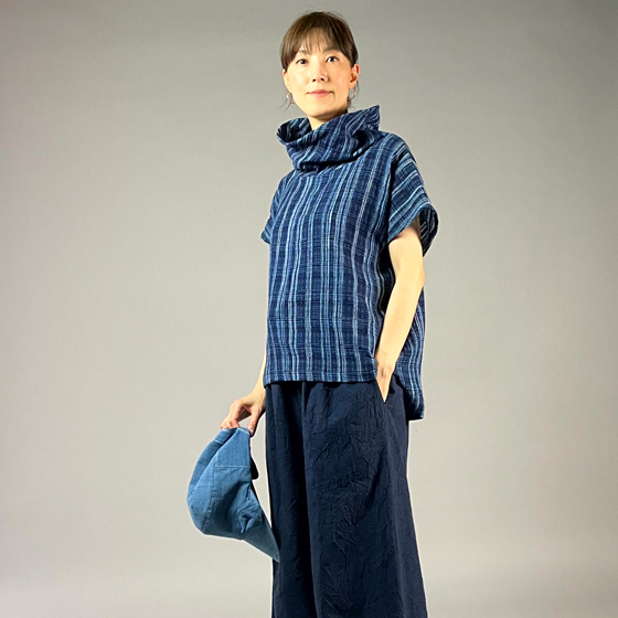 【遠州木綿】藍染め　フレンチオフタートルブラウス　ソフト格子の画像