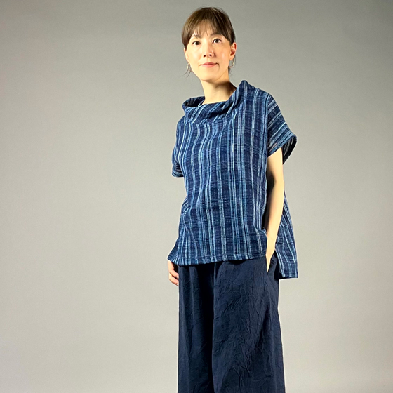 【遠州木綿】藍染め　フレンチオフタートルブラウス　ソフト格子の画像