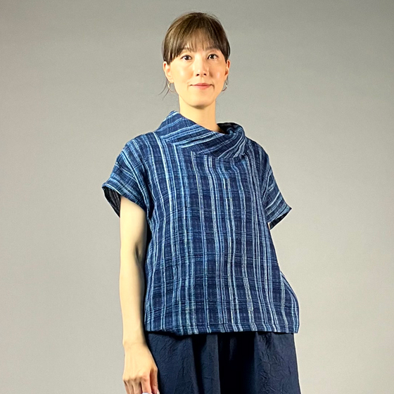 【遠州木綿】藍染め　フレンチオフタートルブラウス　ソフト格子の画像