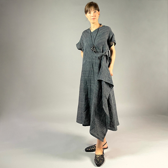 【遠州織物】麻100％　カシュクールワンピース　黒×草色縞の画像