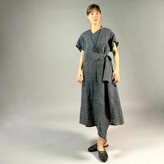 【遠州織物】麻100％　カシュクールワンピース　黒×草色縞の画像