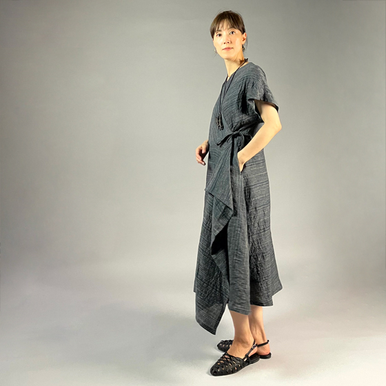 【遠州織物】麻100％　カシュクールワンピース　黒×草色縞の画像