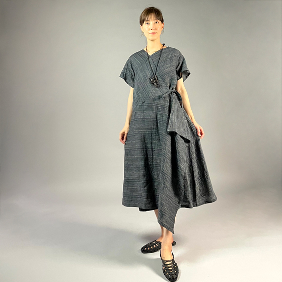 【遠州織物】麻100％　カシュクールワンピース　黒×草色縞の画像