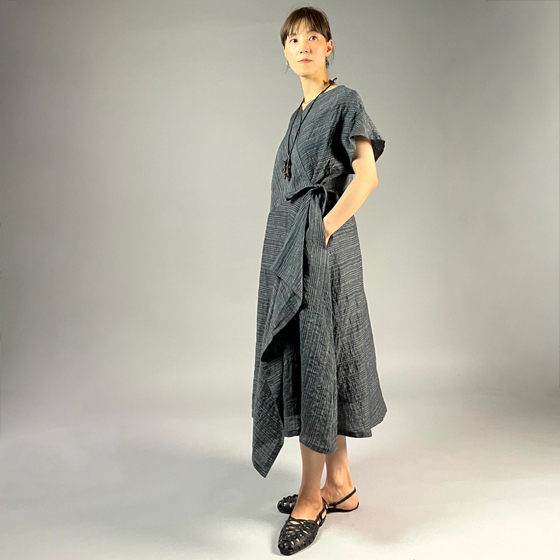 【遠州織物】麻100％　カシュクールワンピース　黒×草色縞の画像