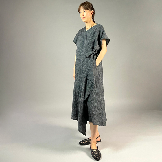 【遠州織物】麻100％　カシュクールワンピース　黒×草色縞の画像