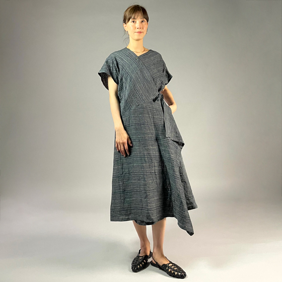 【遠州織物】麻100％　カシュクールワンピース　黒×草色縞の画像