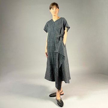 【遠州織物】麻100％　カシュクールワンピース　黒×草色縞の画像