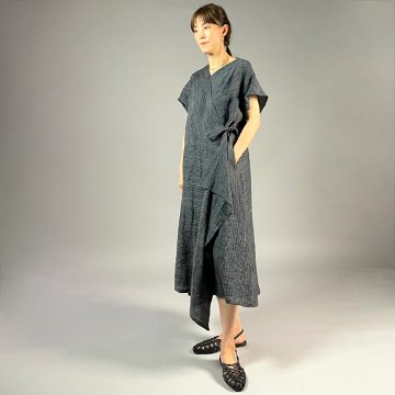 【遠州織物】麻100％　カシュクールワンピース　黒×草色縞の画像