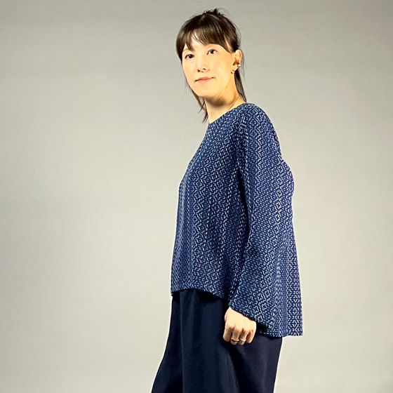【遠州木綿】ノーカラープルオーバー　藍染 刺し子織 : 柿の花つなぎ / 紺 の画像