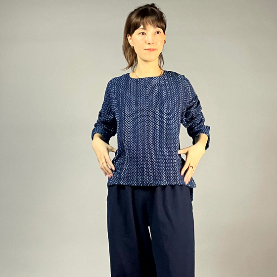 【遠州木綿】ノーカラープルオーバー　藍染 刺し子織 : 柿の花つなぎ / 紺 の画像