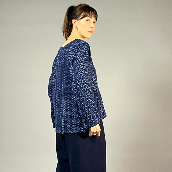 【遠州木綿】ノーカラープルオーバー　藍染 刺し子織 : 柿の花つなぎ / 紺 の画像