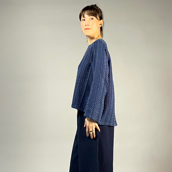 【遠州木綿】ノーカラープルオーバー　藍染 刺し子織 : 柿の花つなぎ / 紺 の画像
