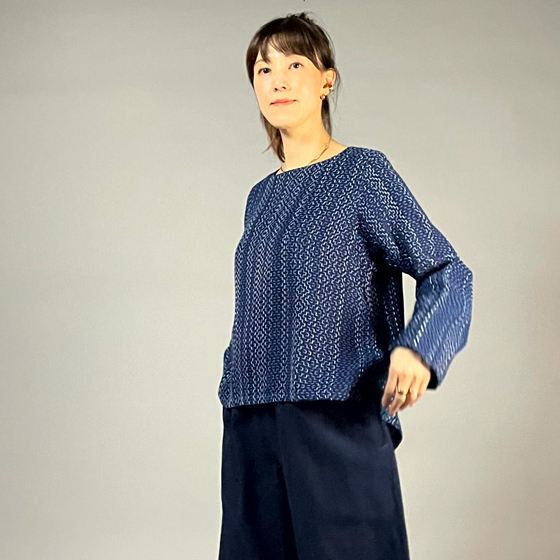 【遠州木綿】ノーカラープルオーバー　藍染 刺し子織 : 柿の花つなぎ / 紺 の画像