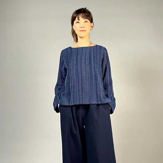 【遠州木綿】ノーカラープルオーバー　藍染 刺し子織 : 柿の花つなぎ / 紺 の画像