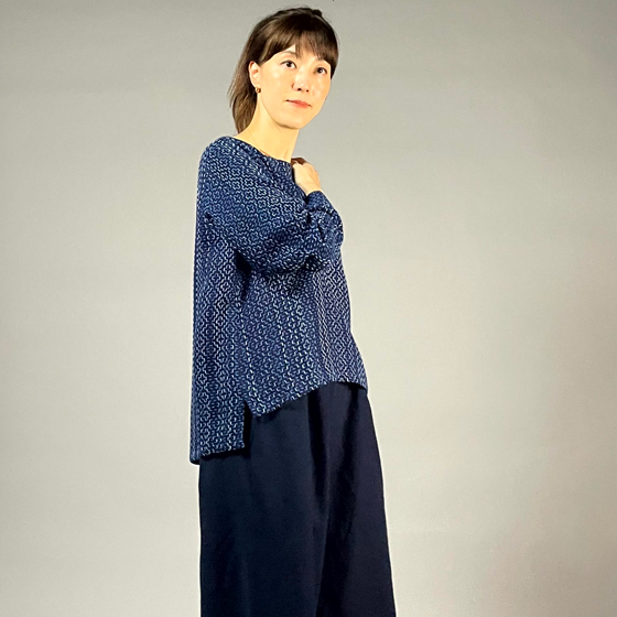 【遠州木綿】ノーカラープルオーバー　藍染 刺し子織 : 柿の花つなぎ / 紺 の画像