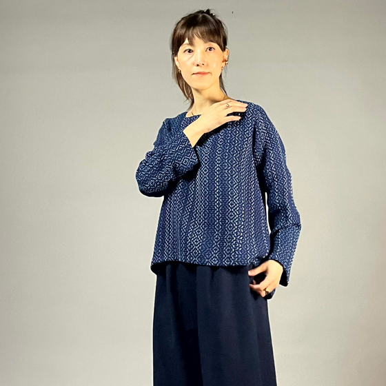 【遠州木綿】ノーカラープルオーバー　藍染 刺し子織 : 柿の花つなぎ / 紺 の画像