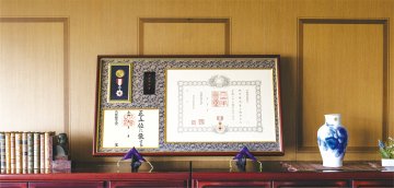 位記・勲記・勲章・ケース飾額FR-1 (菊紋入り)の画像