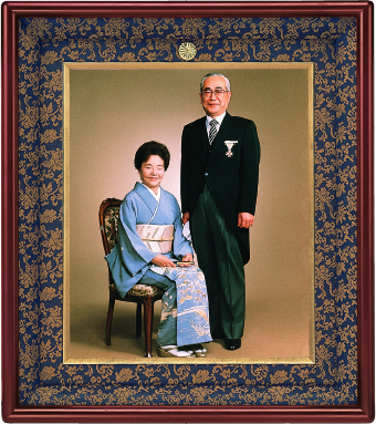 記念写真額各種 (菊紋入り)｜東京叙勲-叙勲・褒章の菊紋入り記念品販売