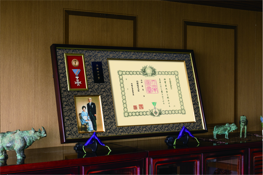 勲記・勲章・勲章ケース・写真額 FR-2（菊紋入り）｜東京叙勲-叙勲